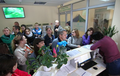 Харьковчане выстаивают за паспортом адские очереди