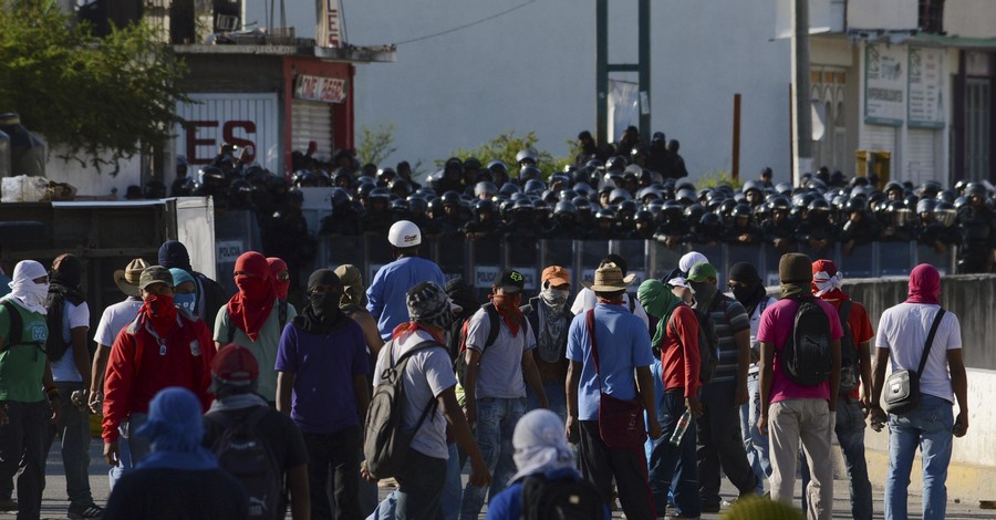 В Мексике беспорядки, сожжено здание правительства в Герреро