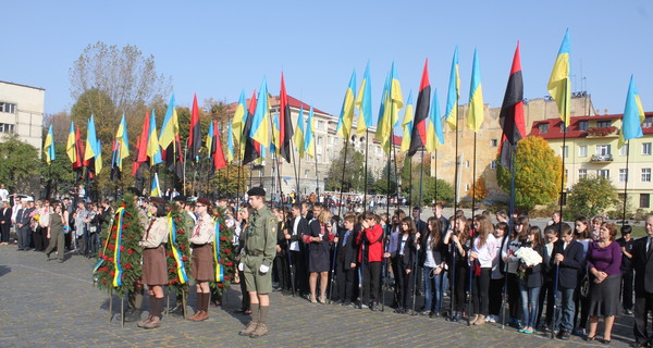 Во Львове праздник Покров отметили молебном у могилы солдата УПА