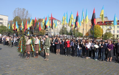 Во Львове праздник Покров отметили молебном у могилы солдата УПА
