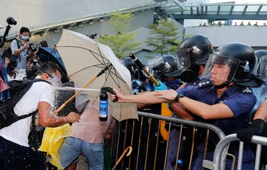 В Гонконге полиция применила перечный газ против 
