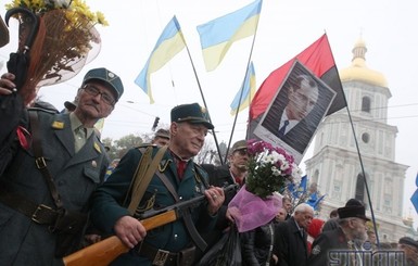 В Киеве на марше УПА начались взрывы