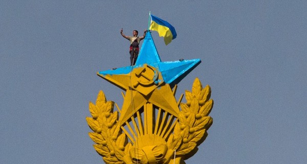 За флаг, установленный в Москве Мустангом, четверо россиян просидят еще месяц