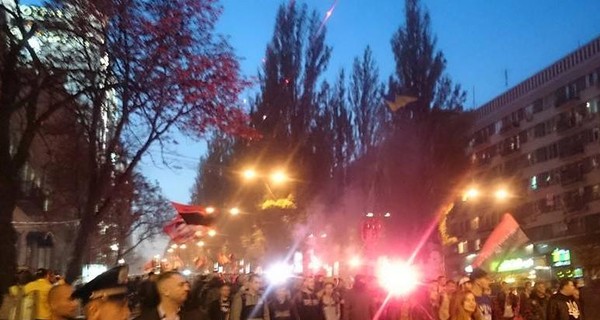 Гости столицы в шоке от факельного шествия по центральным улицам