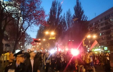 Гости столицы в шоке от факельного шествия по центральным улицам