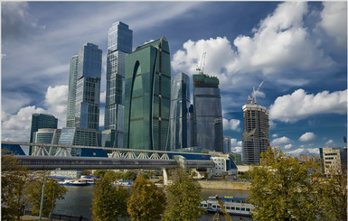 На стройке в Москве с 10 этажа упала люлька с рабочими