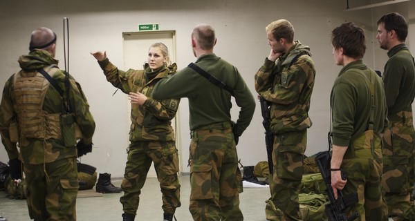 Норвежских женщин обязали проходить военную подготовку