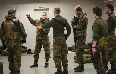 Норвежских женщин обязали проходить военную подготовку