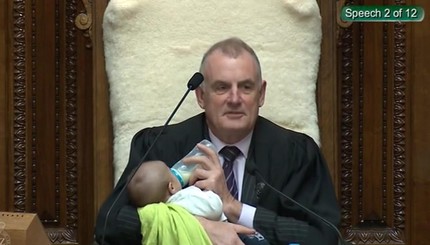 В Новой Зеландии политик сидел с младенцем