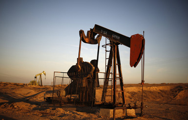 Нефть подешевела: баррель стоит меньше 83 долларов