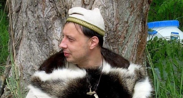 Житель Днепропетровска создает средневековые украшения-амулеты из рогов, клыков и костей