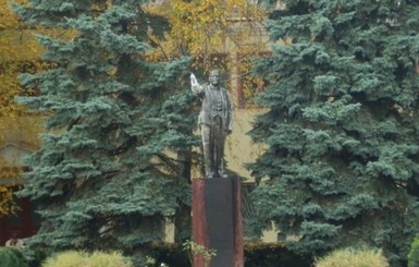 В Одесской области памятник Ленину облили машинным маслом
