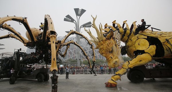 В Китае ожила легенда: на улицах сражаются чудовищный дракон и паук-робот