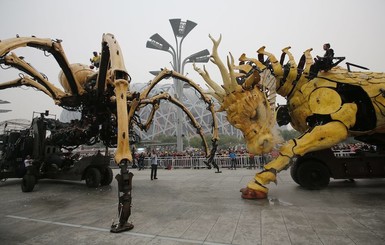 В Китае ожила легенда: на улицах сражаются чудовищный дракон и паук-робот