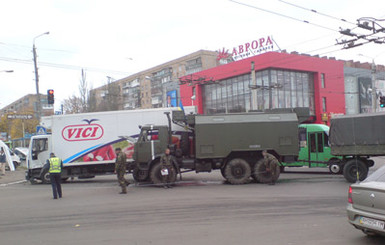 В Краматорске военная машина врезалась в грузовик с продуктами