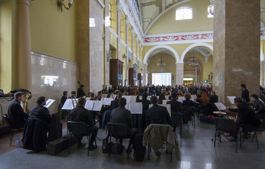 В Харькове во время концерта на вокзале собрали для переселенцев 4500 гривен 