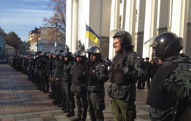 К активистам под Радой вышел начальник милиции Киева