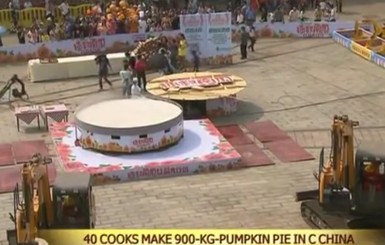В Китае к Хэллоуину приготовили 900-килограммовый пирог из тыквы
