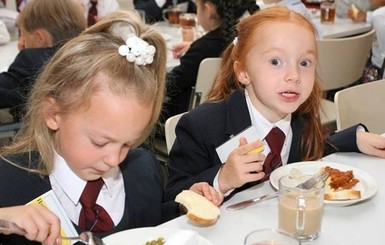 Во львовской школе шестеро детей отравились сосисками