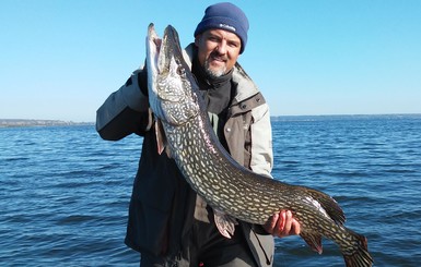 Днепропетровский рыбак-аматор словил 12-килограммовую щуку
