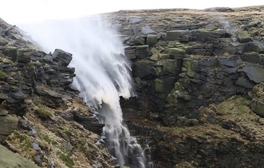 В Великобритании водопад потек вверх