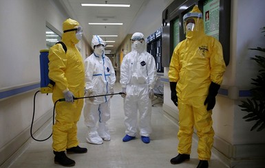В аэропорту США госпитализировали двух человек с подозрением на Эболу