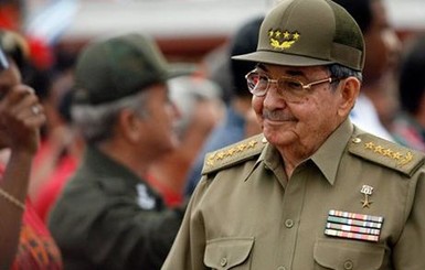 Рауль Кастро лично попрощался с врачами, которых отправил на борьбу с Эболой
