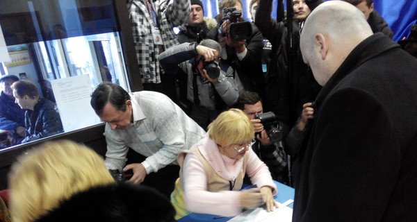 Турчинов приехал на выборы на двух ренджроверах