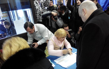 Турчинов приехал на выборы на двух ренджроверах