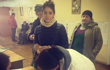 Маша Собко пришла на выборы с мамой
