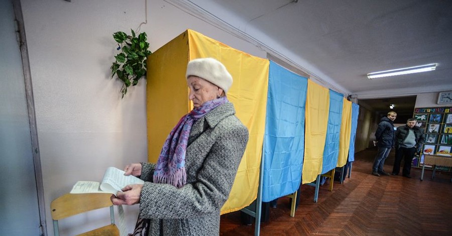 В Киеве на участках наблюдателей больше чем избирателей