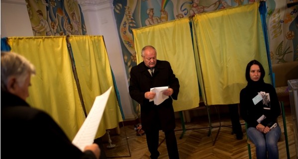 Как в Киеве голосовали по открепительным: 1,5 часа в одной очереди, и 5 минут – во второй