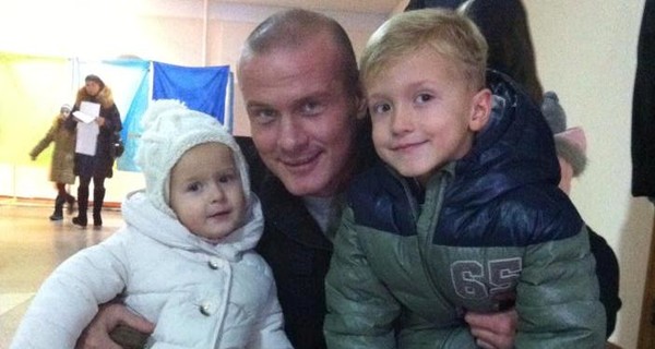 Украинский боксер проголосовал вместе с детьми