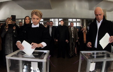 Тимошенко приехала голосовать на трех машинах, в черном пальто и с загадочным кольцом