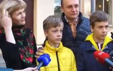 Мэр Львова Садовой голосовал с женой и детьми