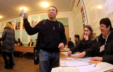 Для голосования VIP-персон в Днепропетровске поставили отдельный столик