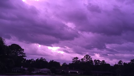 В США ураган окрасил небо в фиолетовый цвет