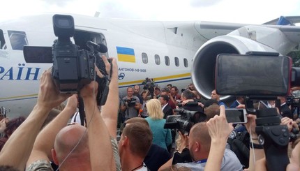 Возвращение освобожденных украинцев: только фото