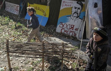 В Киеве майдановцы учат детей ходить по горячим углям