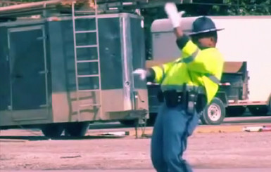 Танцующий полицейский из США стал звездой Интернета