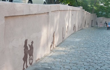 На Карантинном спуске стену украсили 