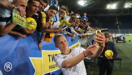Как сборная Украины автографы в Днепре раздавала