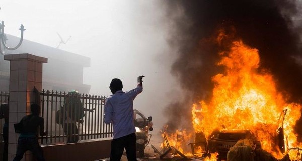 В Буркина-Фасо после поджога парламента объявили чрезвычайное положение 