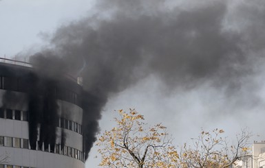 В Париже загорелось здание с центральными радиостанциями Франции