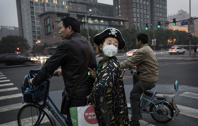 В Пекине решили арестовывать людей, одетых в 