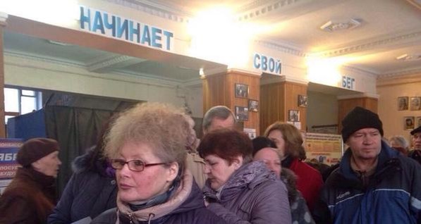 В Луганске людей на выборы заманивают кашей и концертом