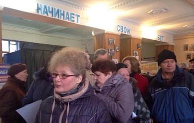В Луганске людей на выборы заманивают кашей и концертом