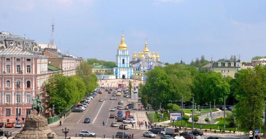В Киеве на Софийской площади хотят запретить парковку