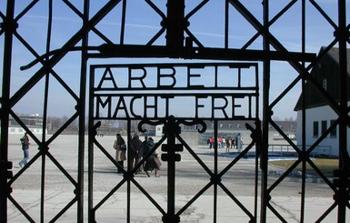 В Германии похитили ворота бывшего концлагеря