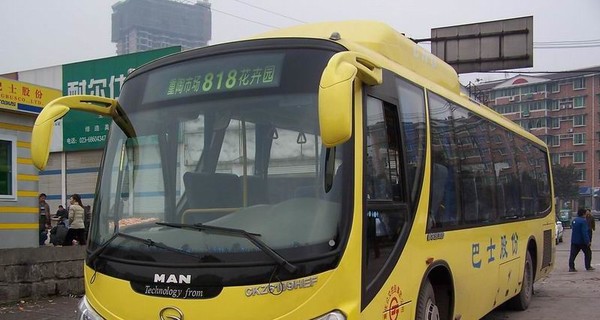 В Китае на мосту перевернулся автобус с туристами